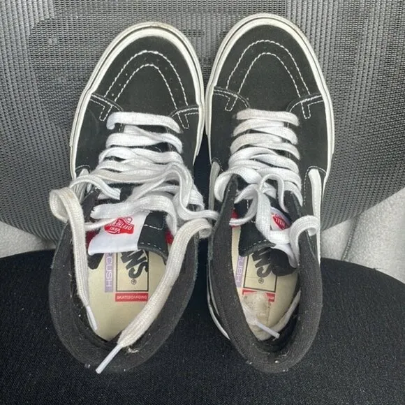EC Vans Black and White SK8-HI SHOE - Size 5