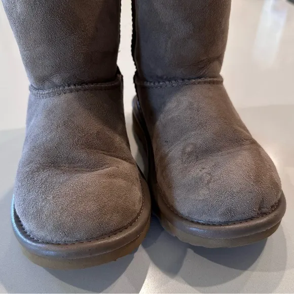 Girls UGG Classic Short II Chestnut Boots Size 13