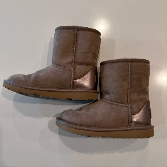 Girls UGG Classic Short II Chestnut Boots Size 13