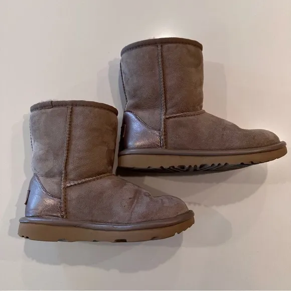 Girls UGG Classic Short II Chestnut Boots Size 13