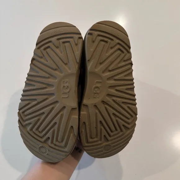 Girls UGG Classic Short II Chestnut Boots Size 13