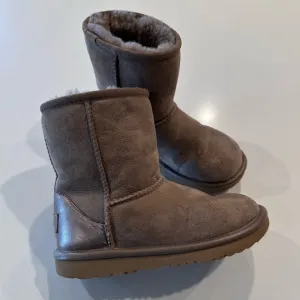 Girls UGG Classic Short II Chestnut Boots Size 13