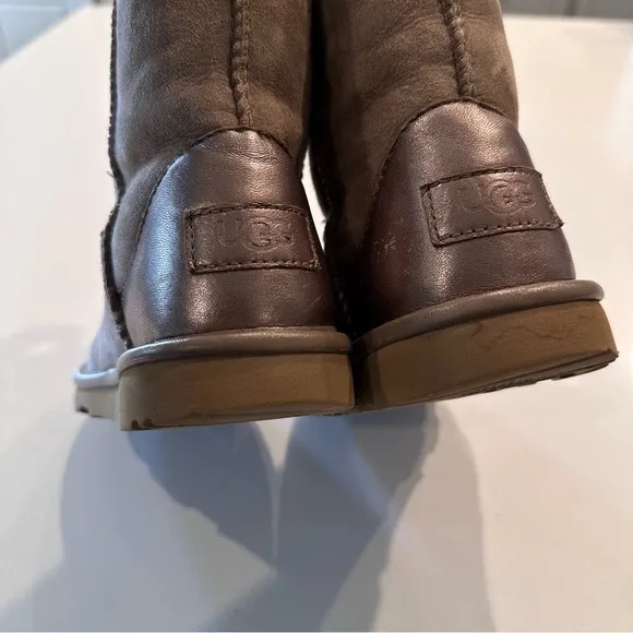 Girls UGG Classic Short II Chestnut Boots Size 13