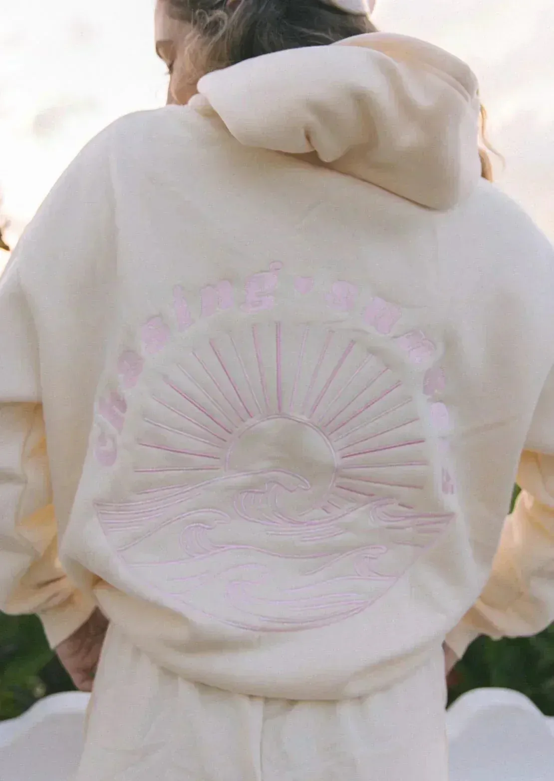 Oversized hoodie for women - relaxed cut with beach -inspired design