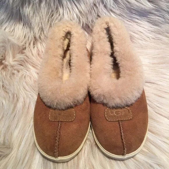 Ugg slippers SIZE 4