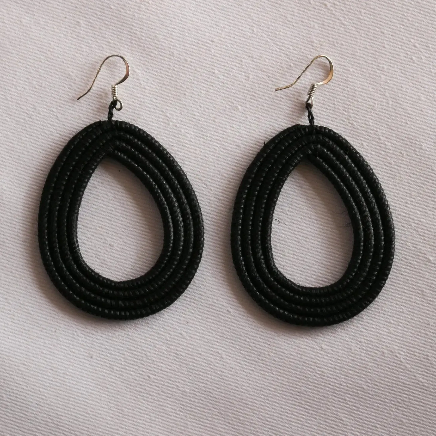 Woven Teardrop Earrings {black}